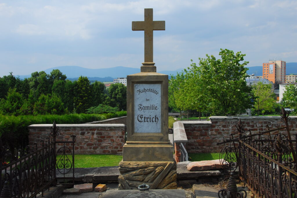 Hrob rodiny Etrichových v Trutnově - po dokončení